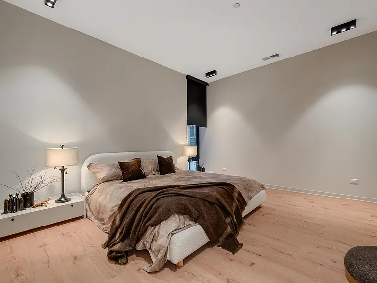 1235 N Ashland Ave — Photo 16