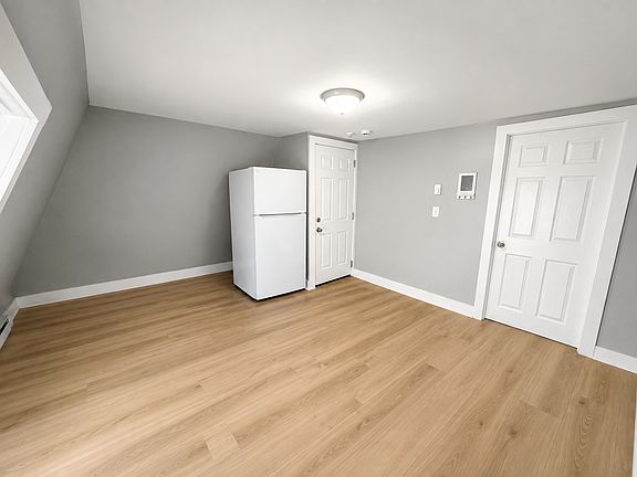 4th image of 25 Clinton St APT 3