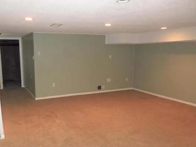 212 East Ct — Photo 8