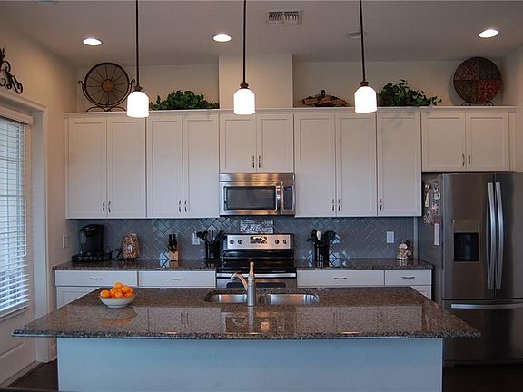 2nd image of 2225 Lobelia Dr