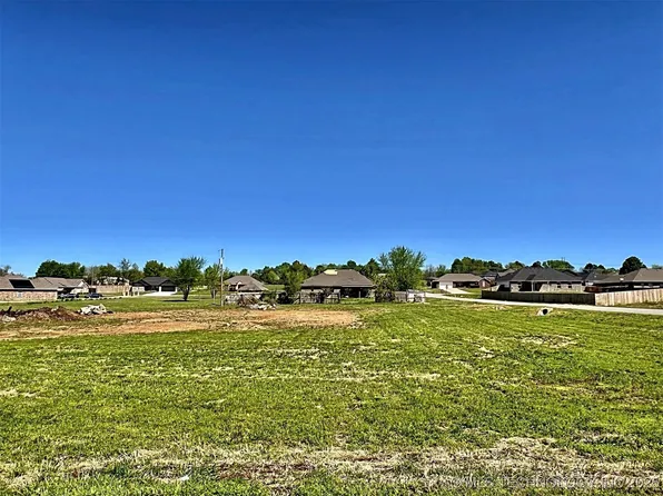 17540 W Tray Rd, Tahlequah, OK 74464