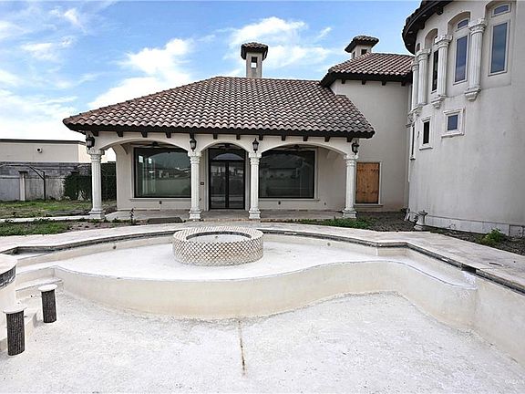 5th image of 1105 Travis St