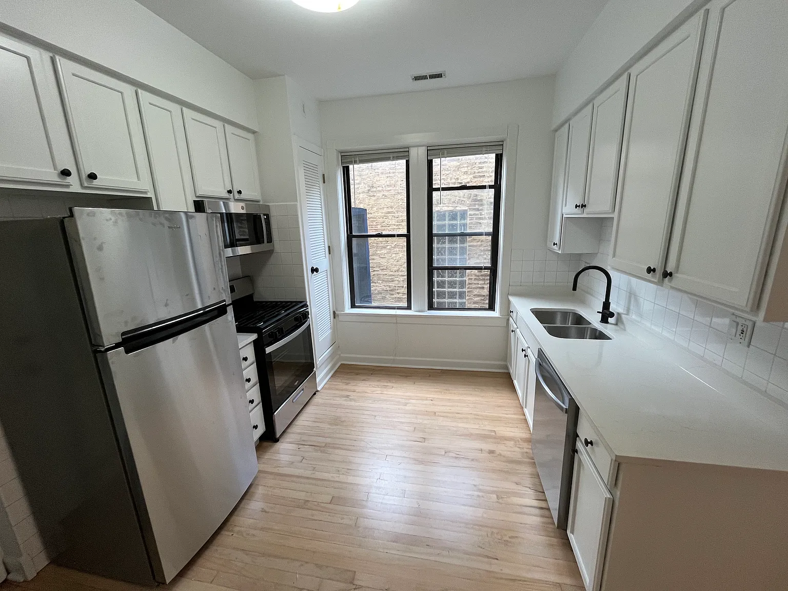 2 bed, 1000 sqft, $3,200 — Photo 1