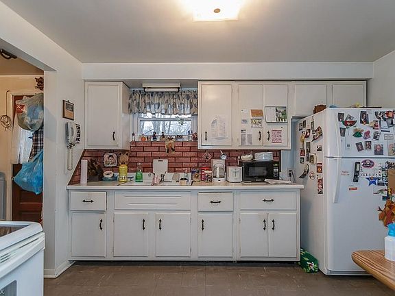 2nd image of 7685 Eisenhower Dr