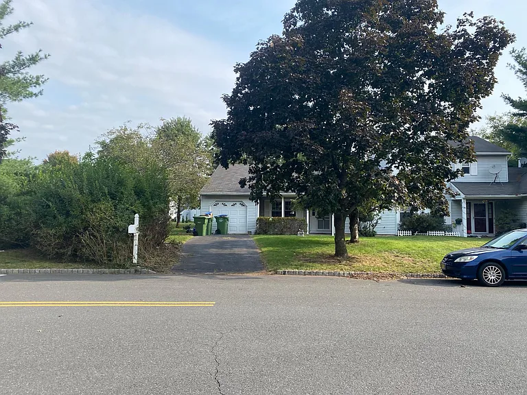 44 Woodbury Rd — Photo 1