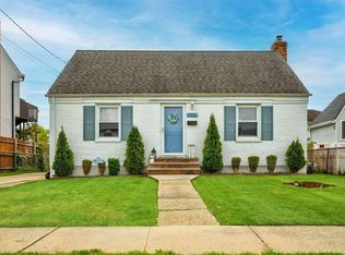 207 9th St, Hicksville, NY 11801