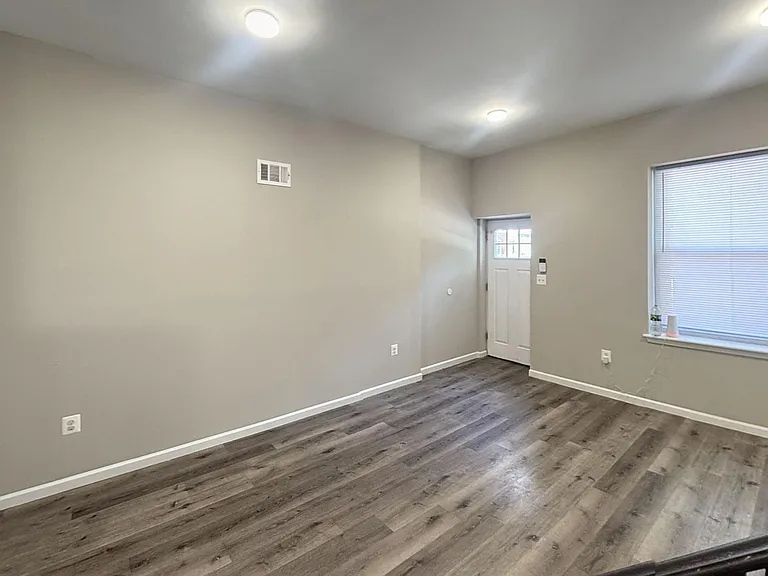 5411 Trinity St — Photo 10