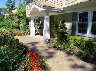 109 Stonehurst Ln, Dix Hills, NY 11746