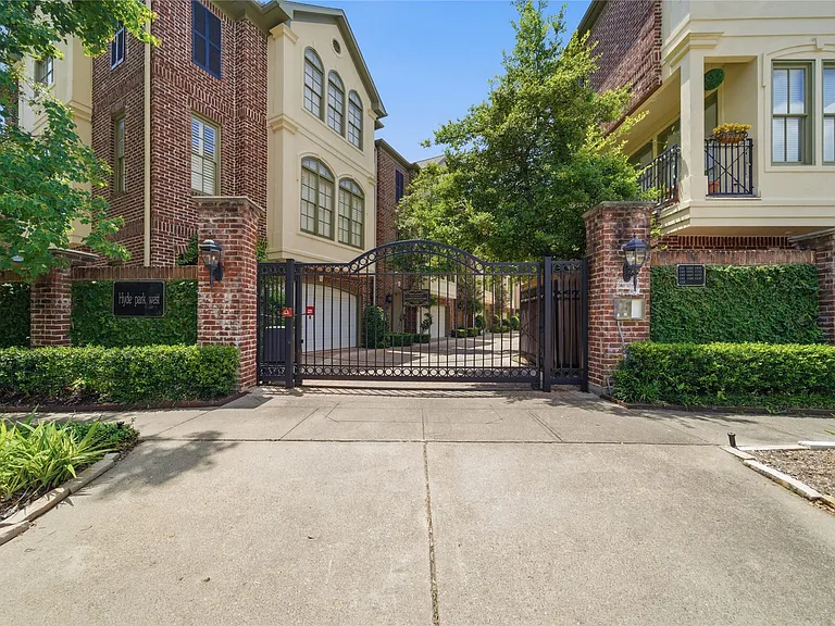 1329 Hyde Park Blvd — Photo 2