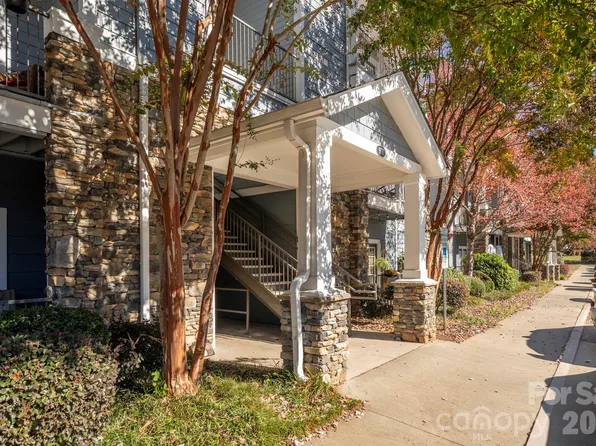 600 Vista Lake Dr APT 4, Candler, NC 28715