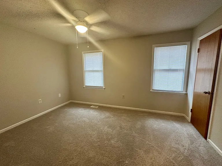 811 Creekside Dr — Photo 7