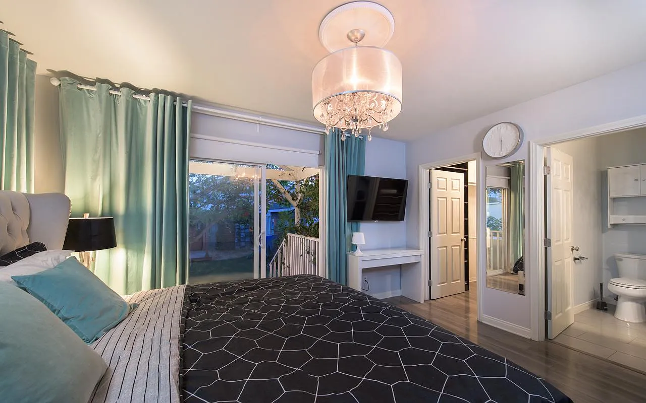 Studio, 250 sqft, $1,995 — Photo 2