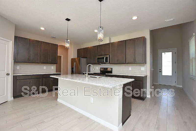 3 bed, 2.5 bath, 2102 sqft, $2,300 — Photo 4