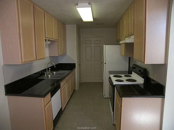 3rd image of 701 Balcones Dr APT 17