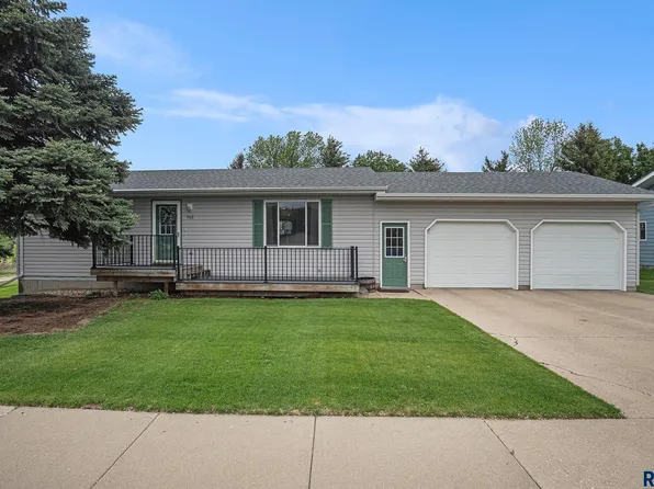 902 S Grant Ave, Madison, SD 57042