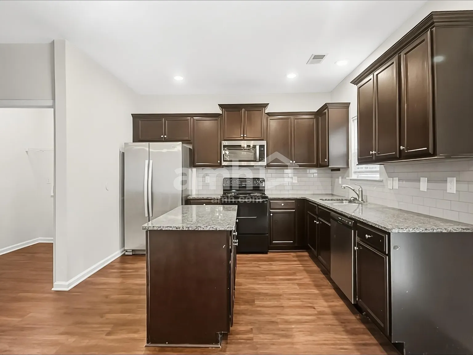4 bed, 2.5 bath, 2712 sqft, $2,550 — Photo 4