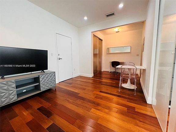 3rd image of 526 15th St APT 15
