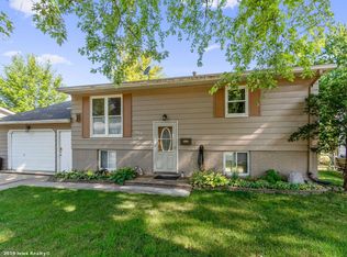 440 Valleyview Dr, Marion, IA 52302