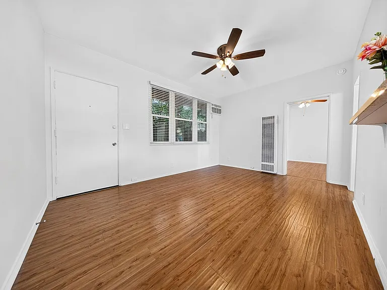 6201 Fountain Ave — Photo 4