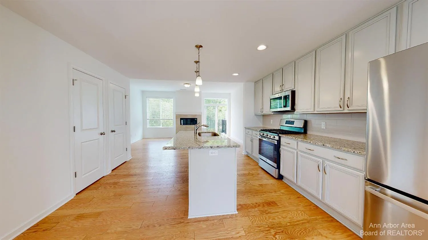 4 bed, 4.5 bath, 2594 sqft, $4,000 — Photo 4