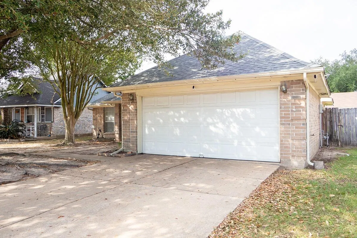 3 bed, 2.0 bath, 1223 sqft, $1,700 — Photo 2
