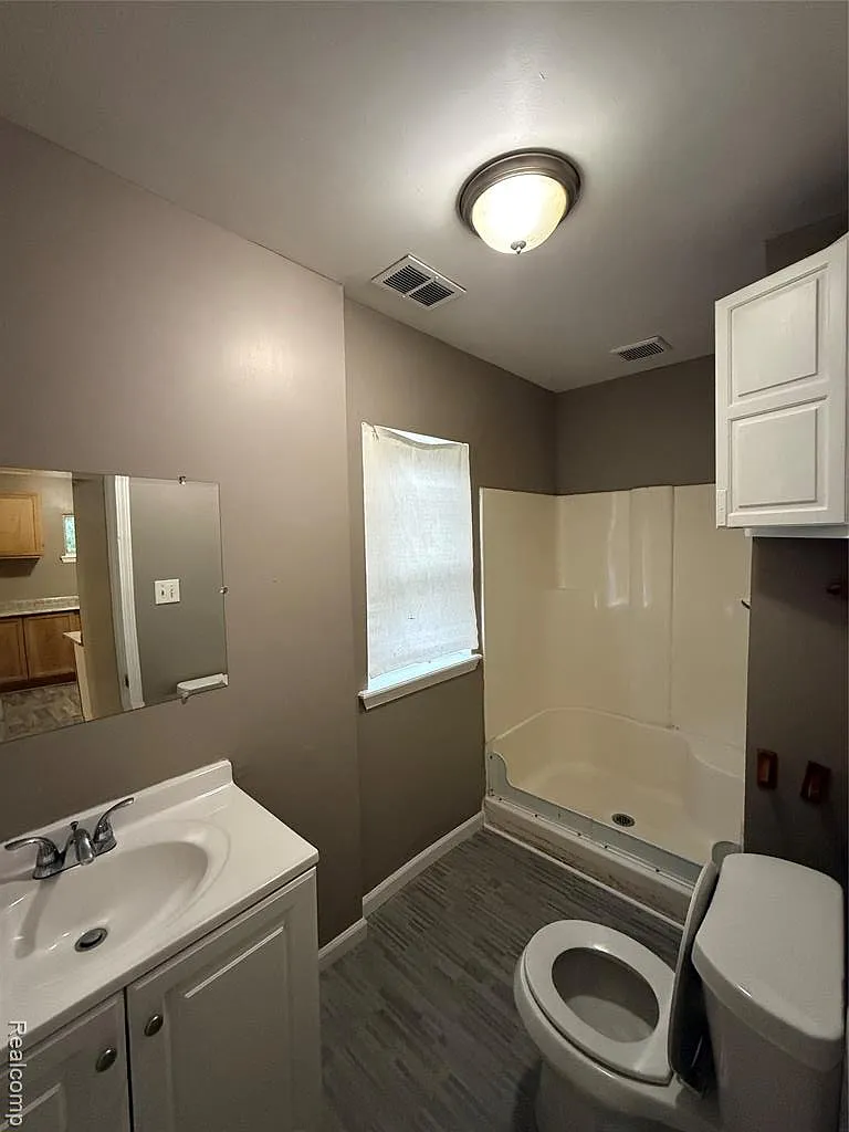2 bed, 1.0 bath, 680 sqft, $1,050 — Photo 2