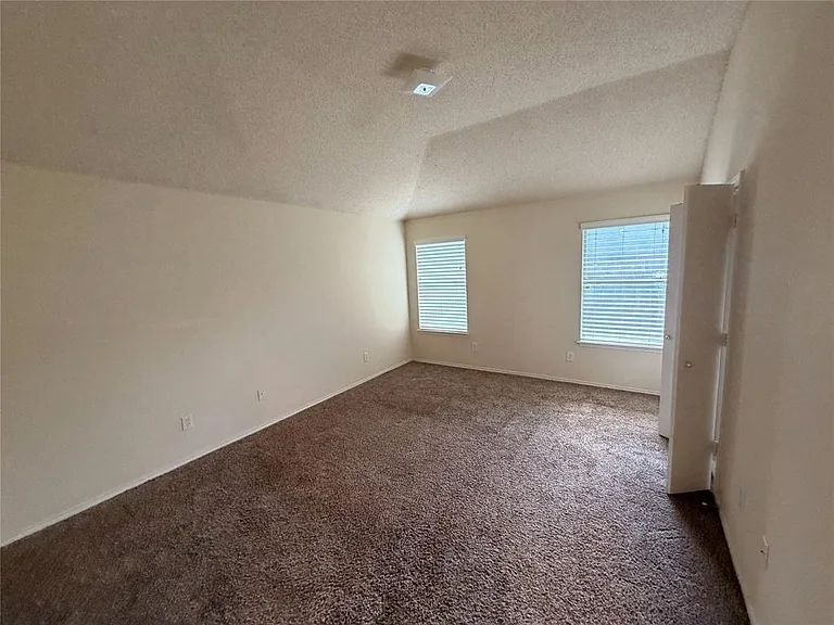 LARGE MASTER SUITE WITH FULL BATH. SHOWER , VANITIES AND GARDEN TUB.