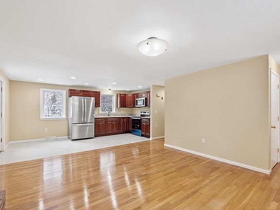 5th image of 226 Holly Dr