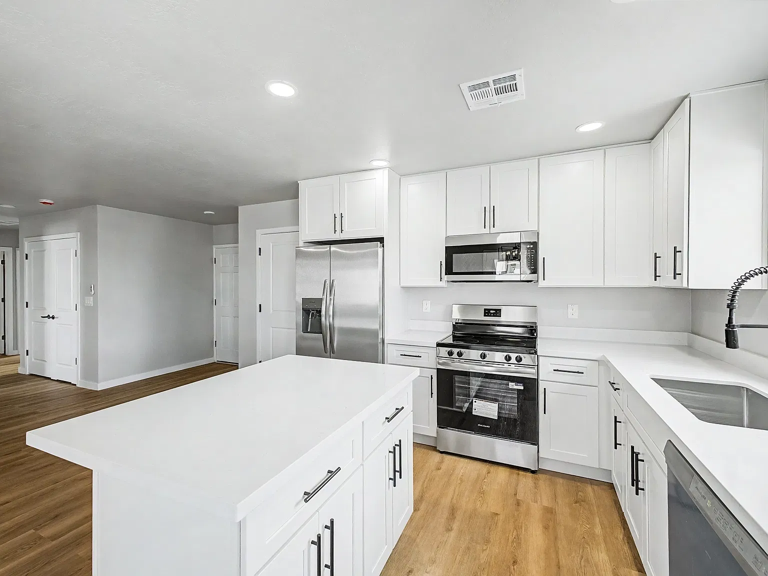 4 bed, 1360 sqft, $2,290 — Photo 4