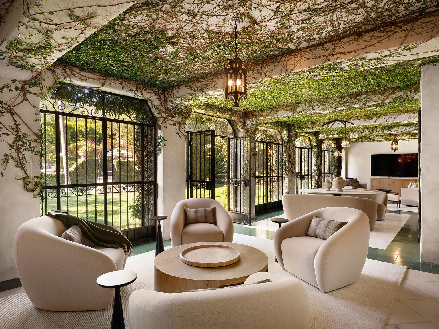 8 bed, 10000 sqft, $110,000 — Photo 3