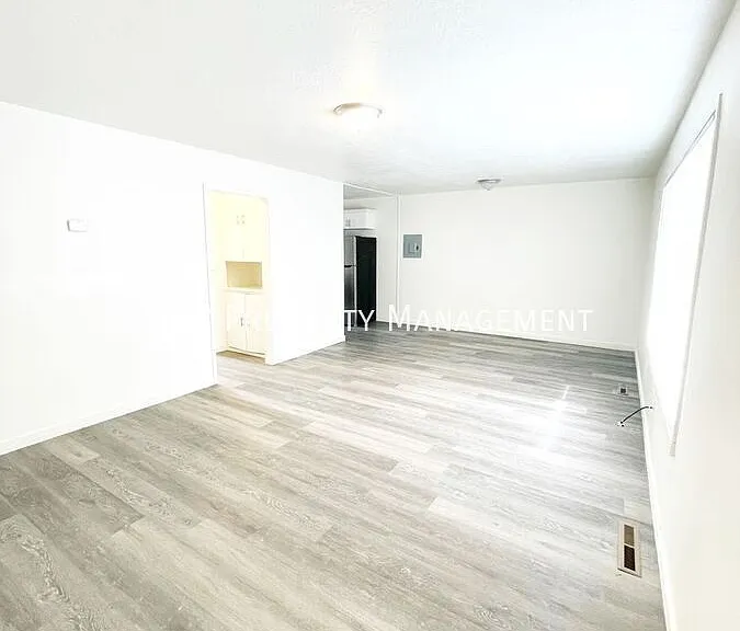 1054 W Goodyear Ave #F — Photo 7