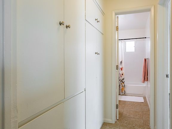 2nd image of 1908 Gardena Ave APT 4