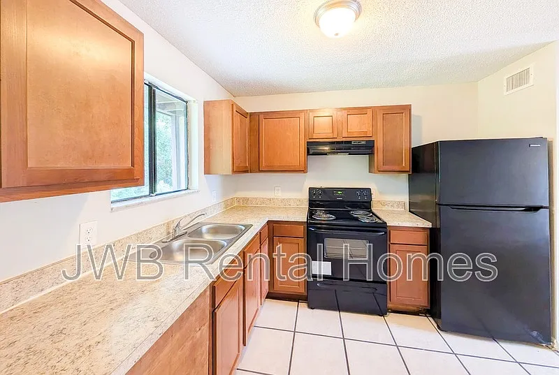 Cedar Hills — Photo 3