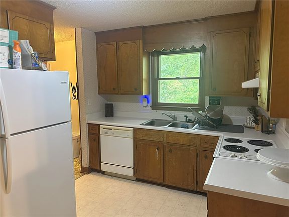 5th image of 143 Lawton St