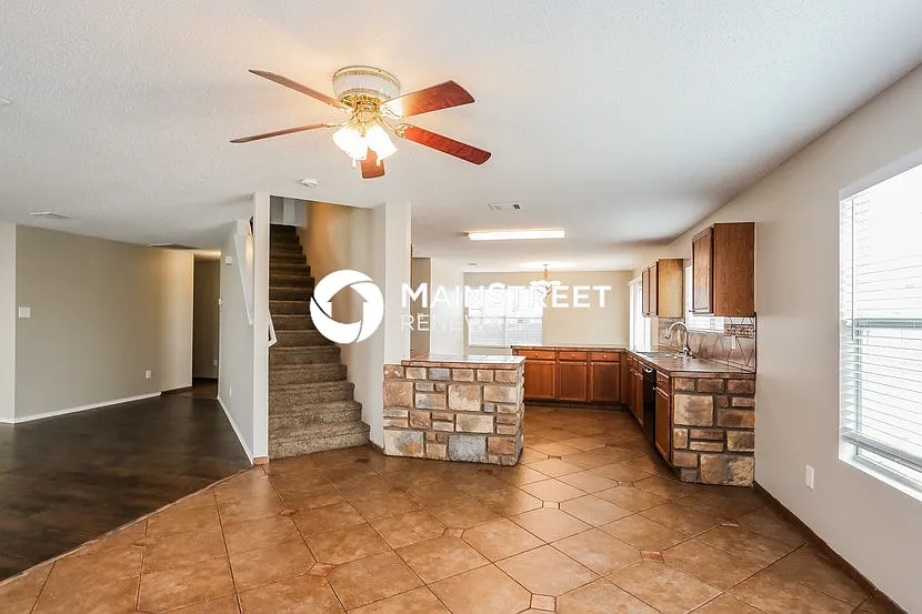 4820 Trail Hollow Dr — Photo 3