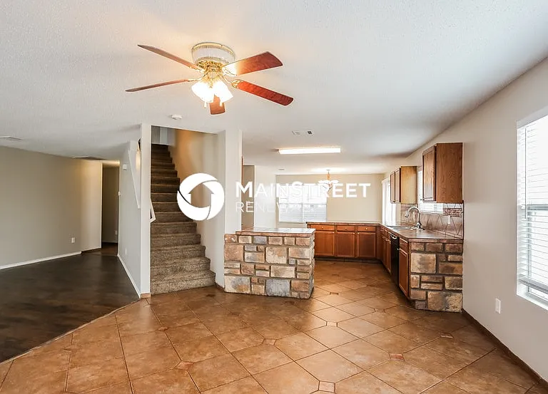 4820 Trail Hollow Dr — Photo 4