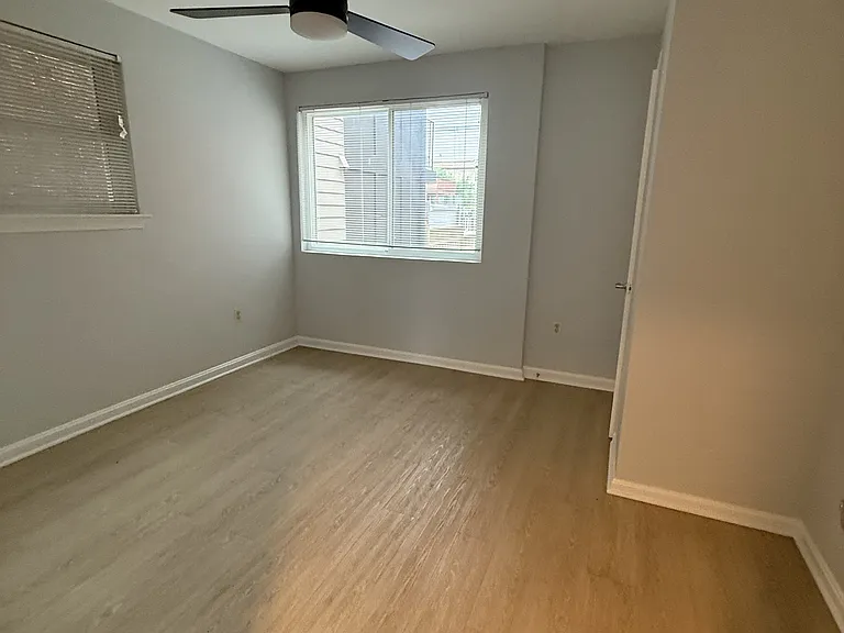 1431 E St NE — Photo 9