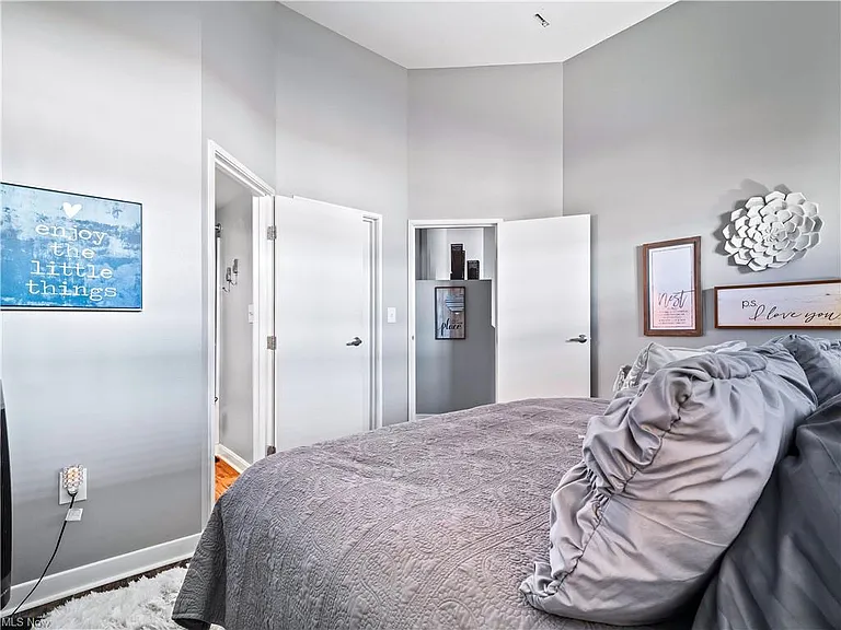 1133 W 9th St #502 — Photo 23