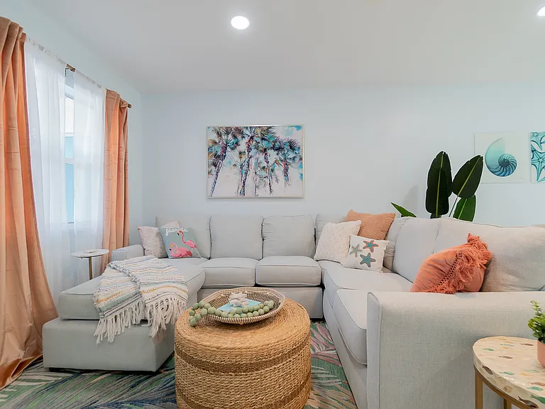 1332 Longwood St #1 — Photo 4