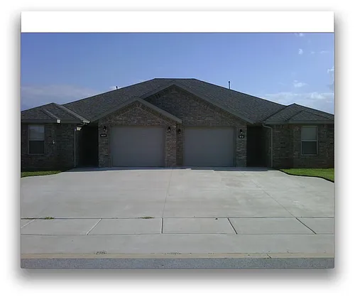 918 Oakwood Ln Photo 1