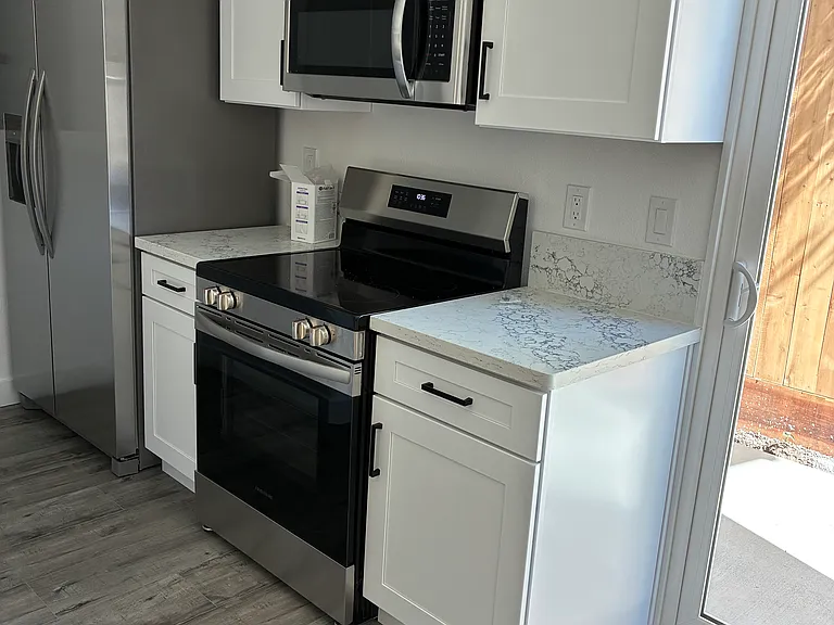 Fully remodeled kitchen, brand new range, microwave and refrigerator