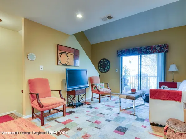 23 Ginger Court, Eatontown, NJ 07724