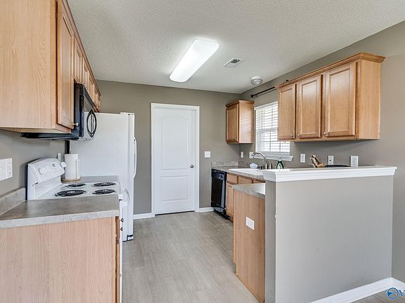 4th image of 104 Artesian Ln