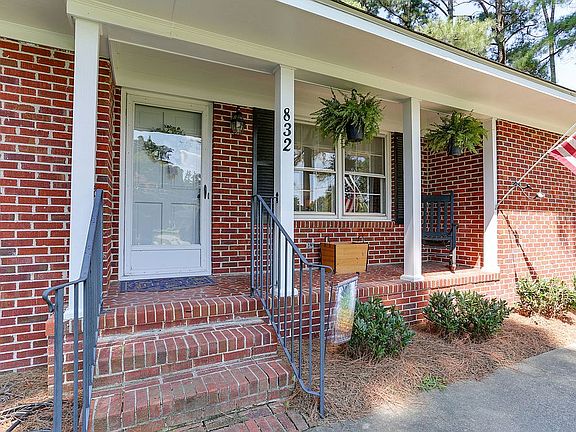 2nd image of 832 Mayflower Dr