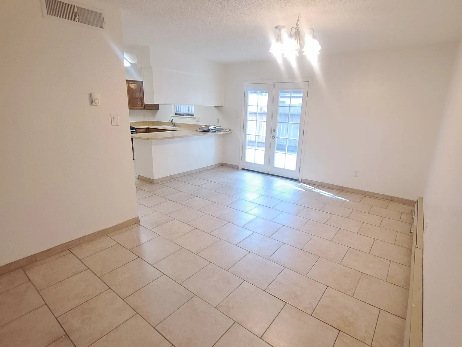 3 bed, 2.5 bath, 1642 sqft, $1,500 — Photo 4