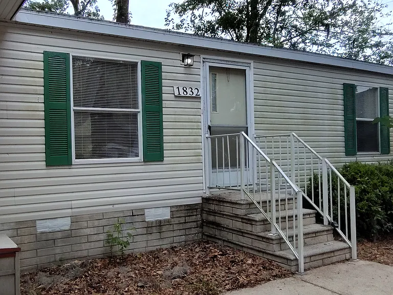 1832 NW 46th Cir — Photo 1