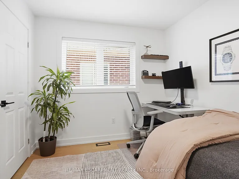 111 Greenstem Cres — Photo 32