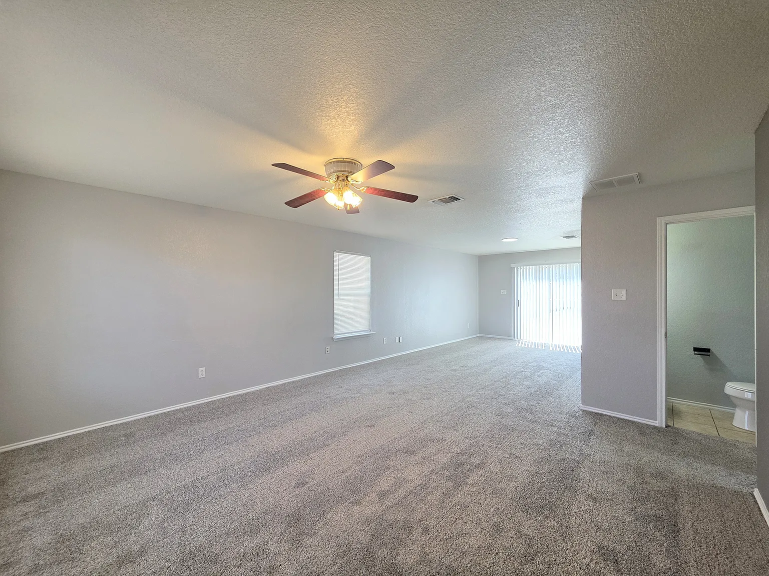 4 bed, 1945 sqft, $1,850 — Photo 4
