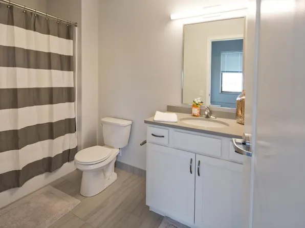 216 Sycamore St, Muscatine, IA 52761