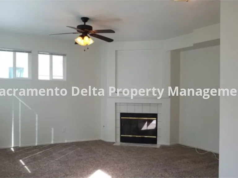 433 Coventry Ct — Photo 11